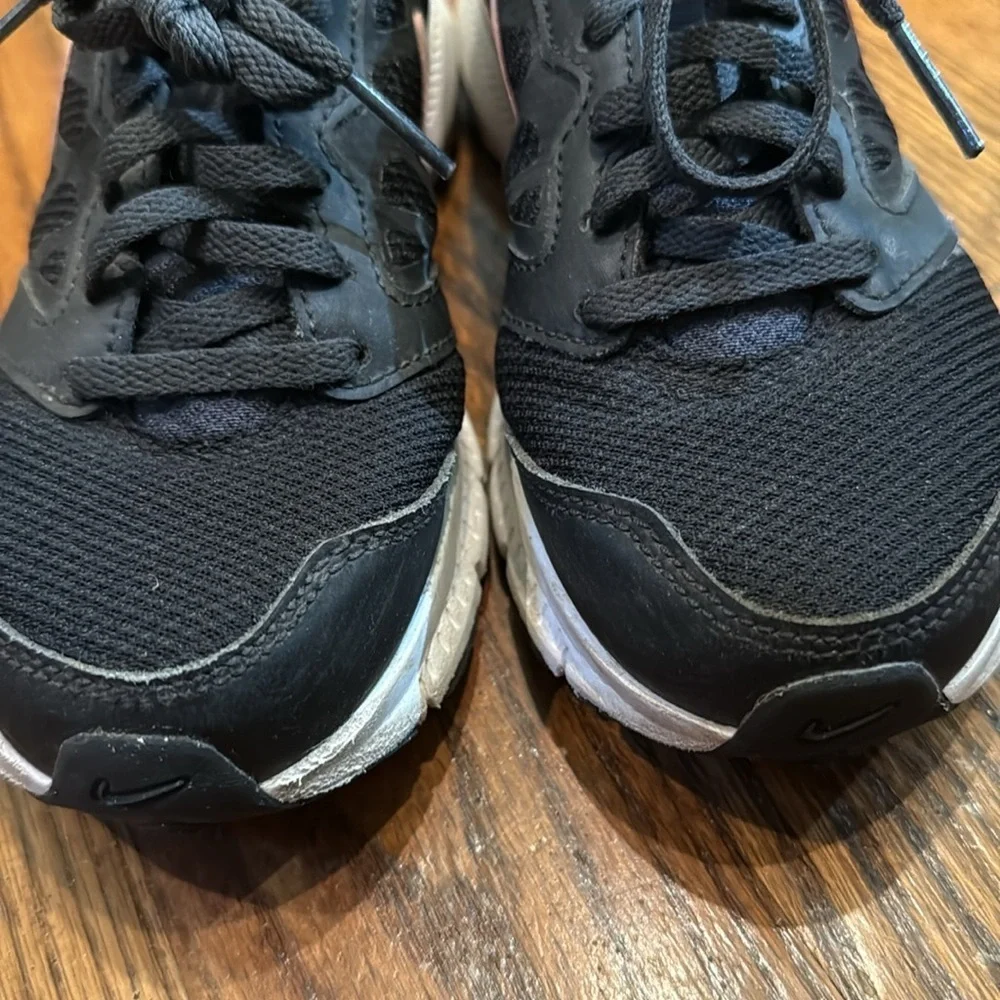 Nike Kids Downshifter Running shoes size 5 EUC